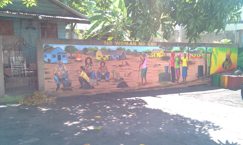 Графитти на стене музея Боба Марли - надпись переводится как : «Баба с возу, кобыле легче»., Кингстон, Ямайка (Bob Marley's museum in Kingston - No Woman No Cry ,Kingston Jamaica) 